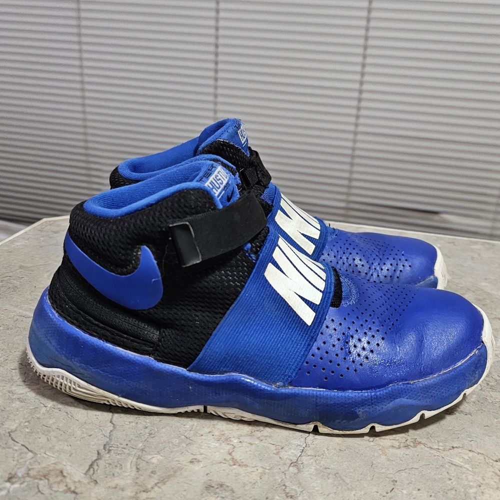 Nike Team Hustle D 8 GS Basketball Shoes Size 4.5Y Royal White Black - Picture 5 of 9
